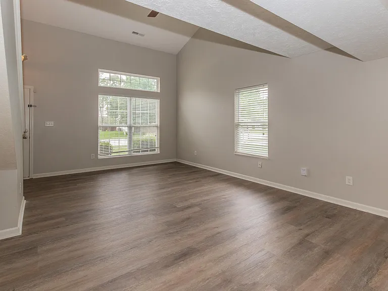 10686 Trailwood Dr — Photo 4