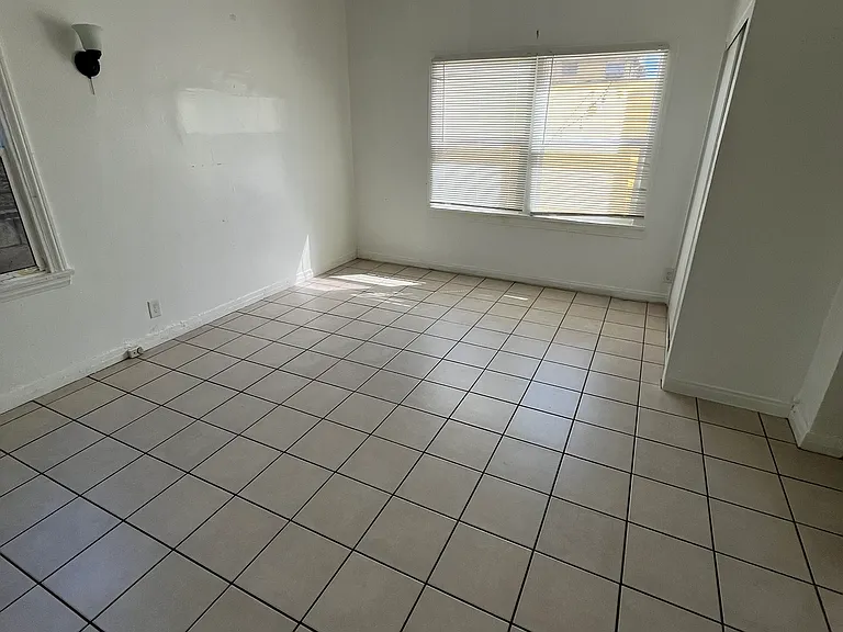 1012 N Ardmore Ave #111 — Photo 3