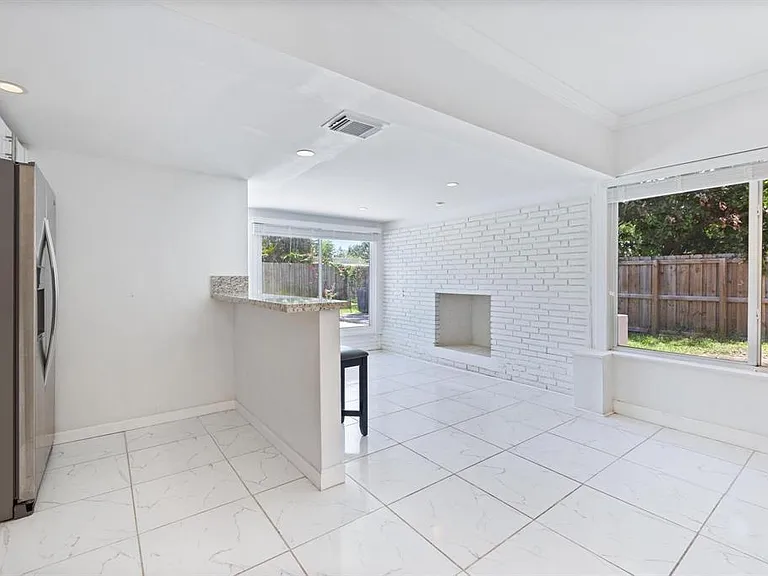2440 SW 16th St — Photo 21