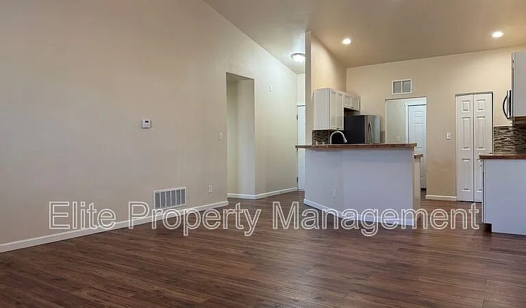 983 S Palomar Dr — Photo 3