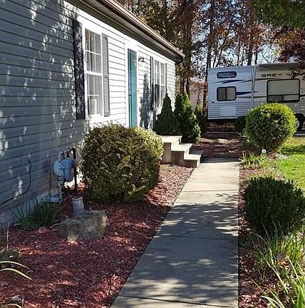4th image of 17952 Lawnview Ave