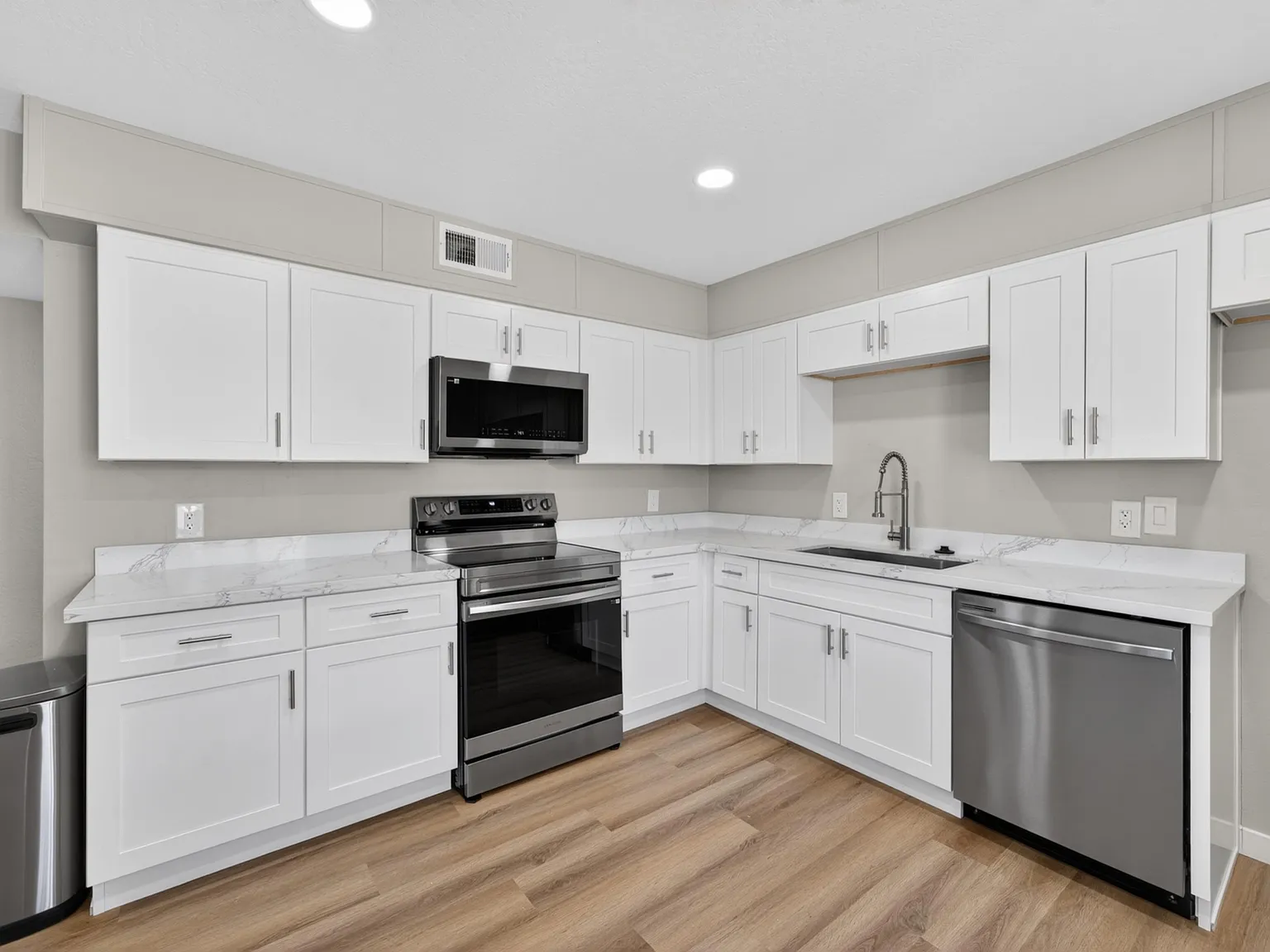 4 bed, 3.0 bath, 2500 sqft, $897 — Photo 3