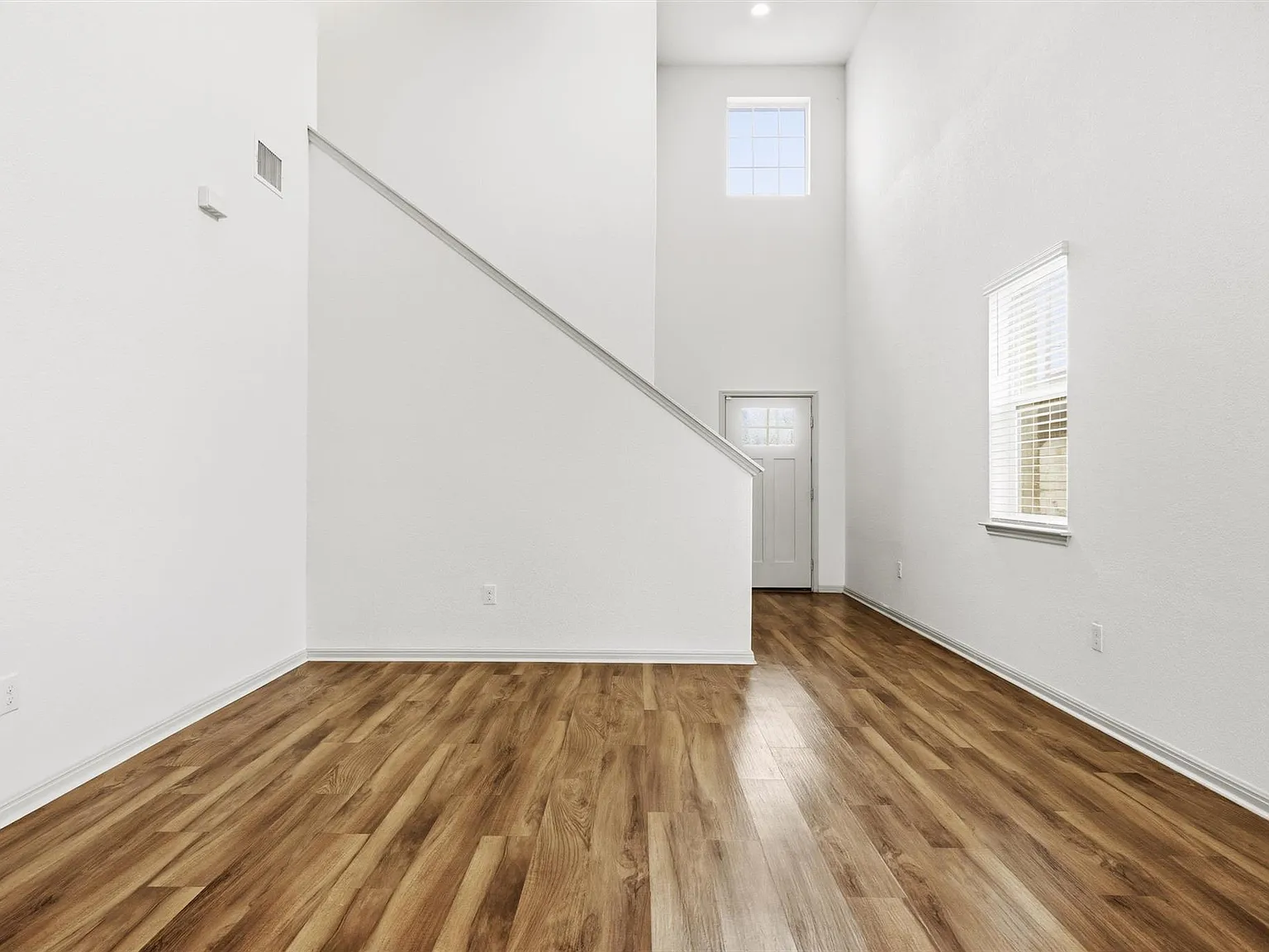 3 bed, 2.5 bath, 1901 sqft, $2,100 — Photo 2