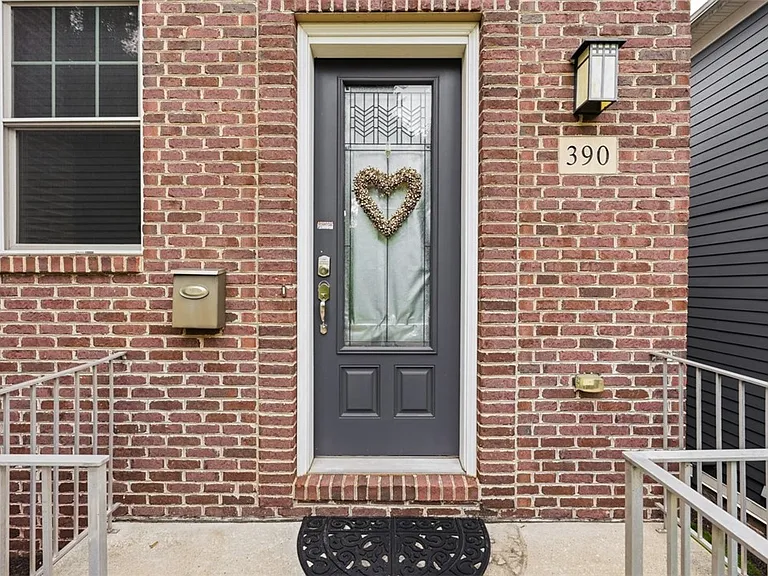 390 Bradley St — Photo 2