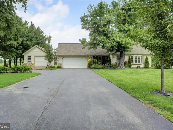 50 Valley View Dr, Littlestown, PA 17340