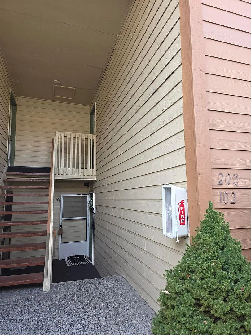 Kent east hill condo - 2 bedroom with vaulted ceiling, 2 bathrooms, ready for move in now! — Photo 2