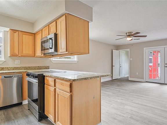 5th image of 4518 Camelot Dr