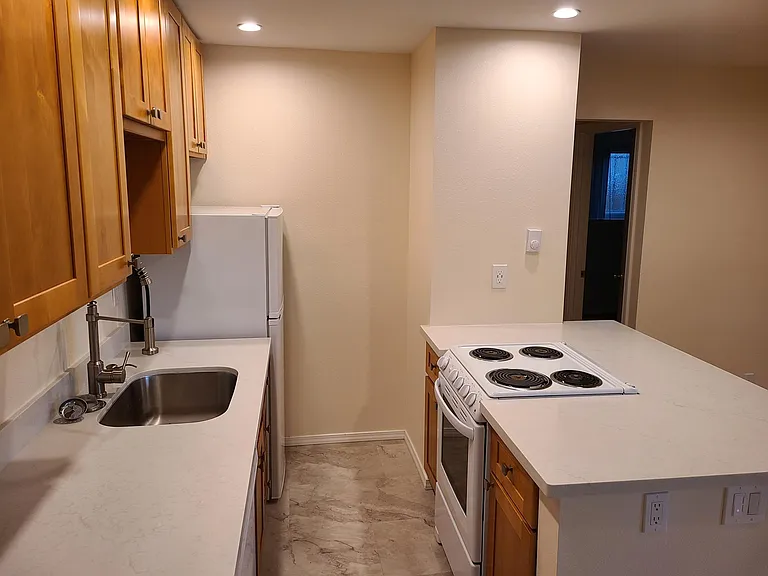 1210 E John St #6 — Photo 5