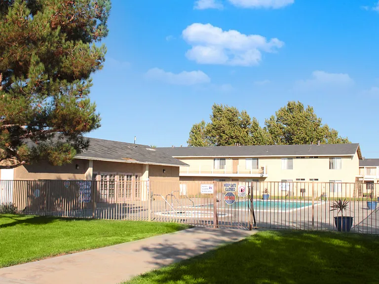 Hesperia Regency Apartments — Photo 7