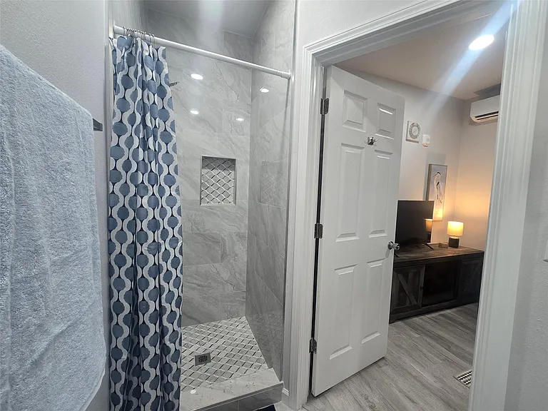 805 Avenue K #D — Photo 7