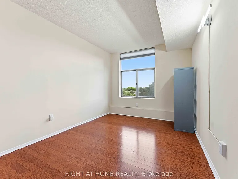 2759 Carousel Cres #911 — Photo 41
