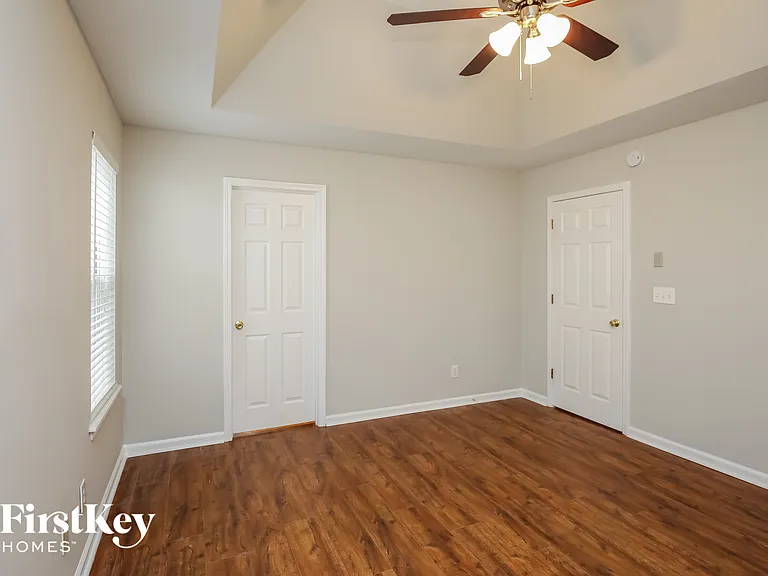 900 Charleston Ct — Photo 7