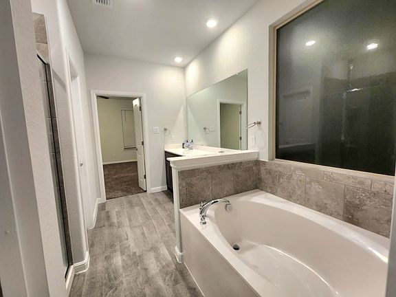 2nd image of 1028 Blackhorse Trl