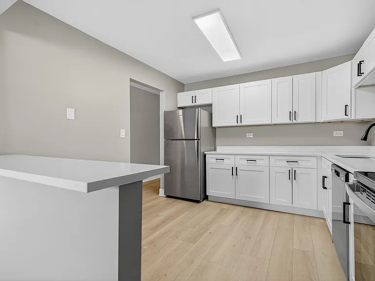 Lakeside Village Apartments — Photo 54