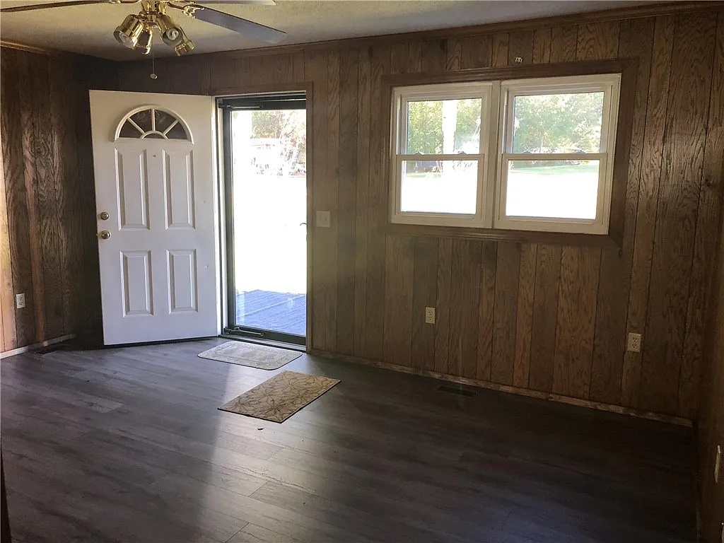 3 bed, 1.0 bath, $1,200 — Photo 2