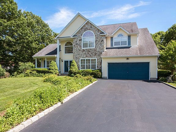2nd image of 8 Lyndsie Ct