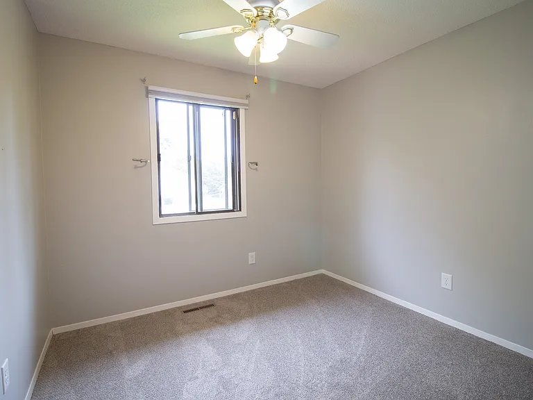 1000 S Lakota Ave — Photo 4