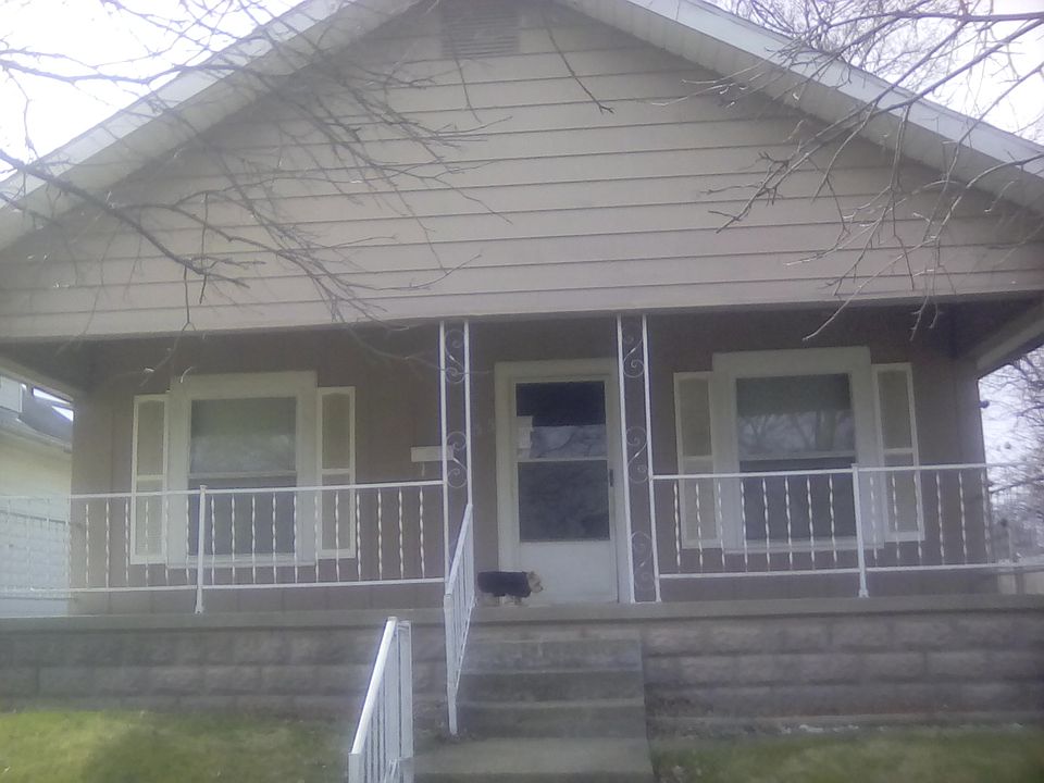 Full porch/sets up on hill