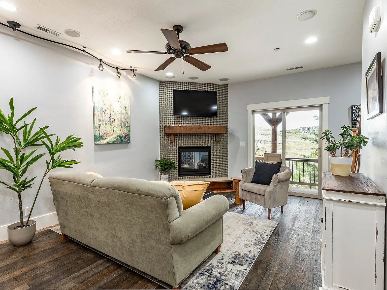 3 bed, 1475 sqft, $3,500 — Photo 2