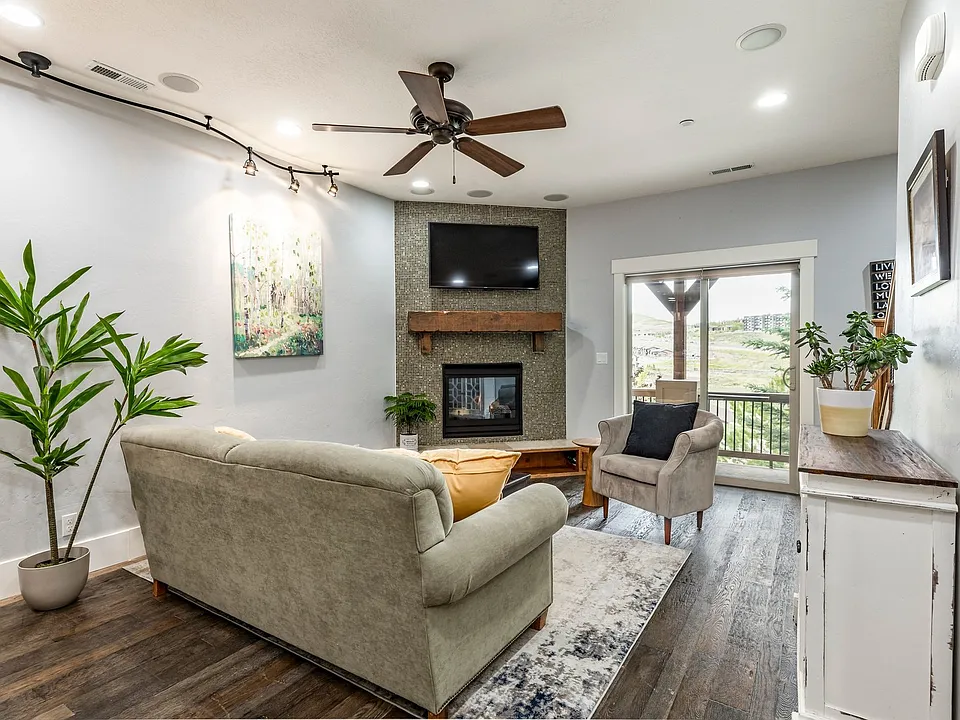 874 W Carving Edge Ct