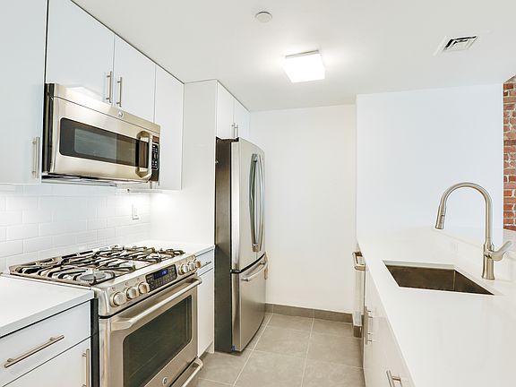 3rd image of 230 W 75th St APT 4
