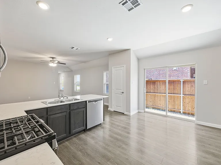 3921 Oak Creek Cir — Photo 14