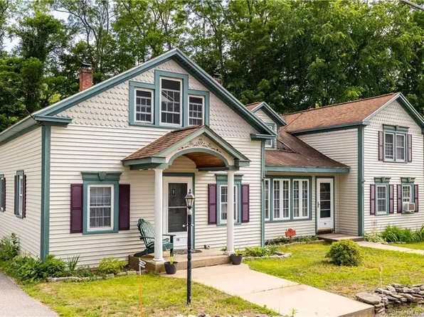 11 Cottage Street, New Hartford, CT 06057