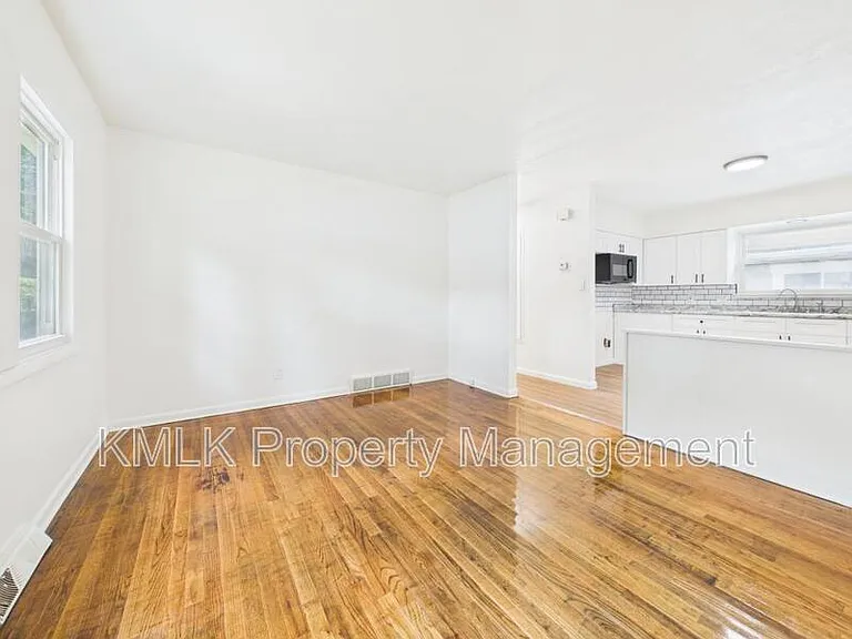1622 Merrill Ave — Photo 4