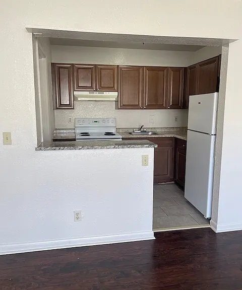 Chateaux Apartments — Photo 1