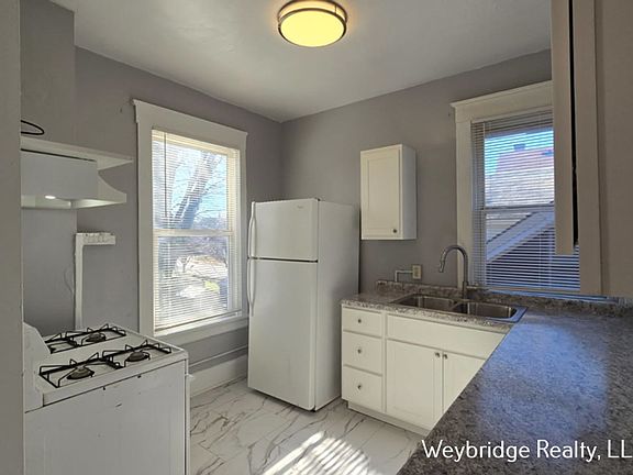 5th image of 407 Jackson Ave Floor 2