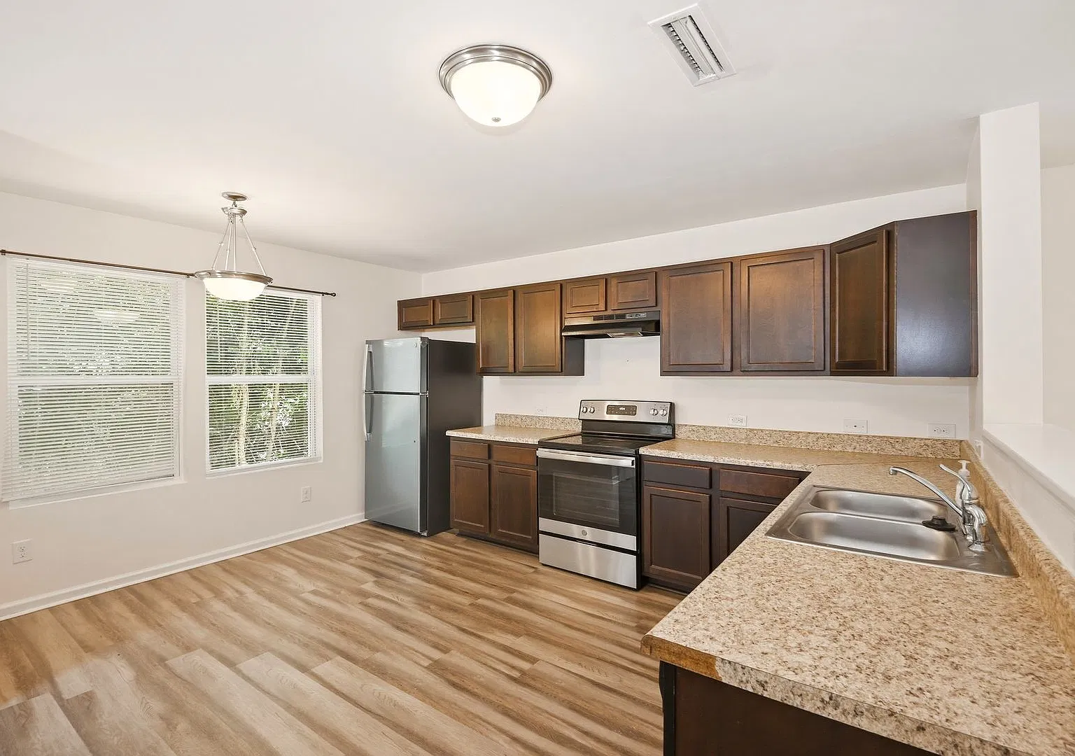 1025 Rook Rd Charlotte, NC 28216 — Photo 1