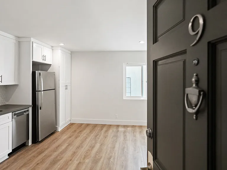 Studio Apartment with Full-Size Kitchen and Natural Light