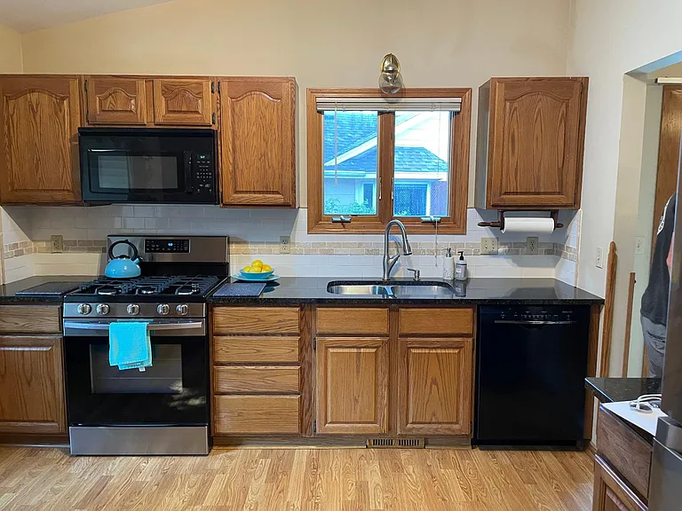 14331 Utica Ave — Photo 3