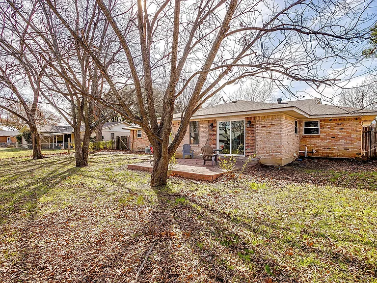 109 SE Dian St — Photo 38