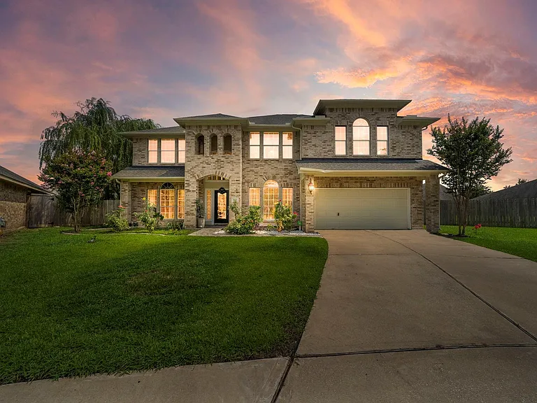 815 Arlington Ln — Photo 1