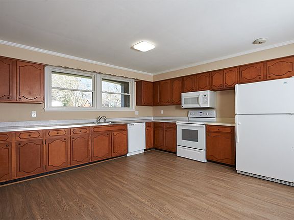 3rd image of 1716 Woodside Dr