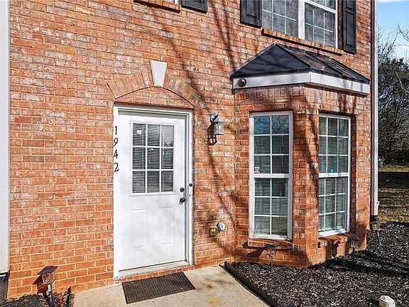 5th image of 1942 Grove Way