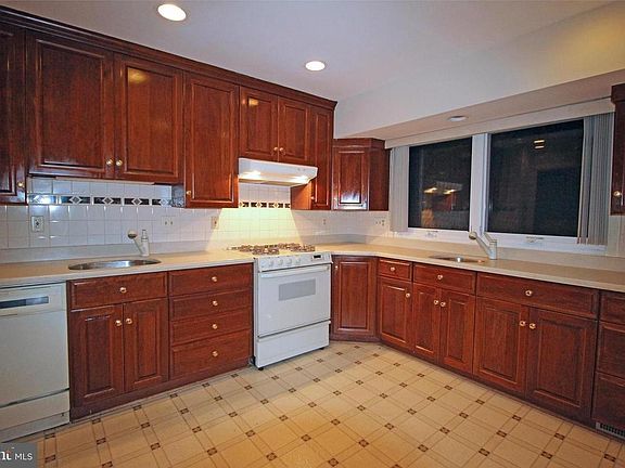 5th image of 4723 Iris St