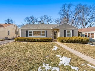 136 Walnut Ct, Mundelein, IL 60060