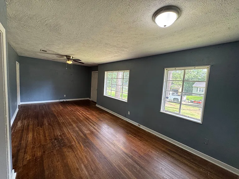 918 Stuart St — Photo 13