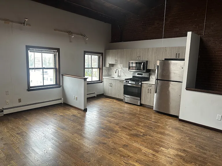 46 Warren St #4 — Photo 2