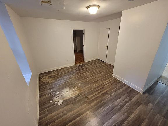 4th image of 2403 Creston Ave #Basement