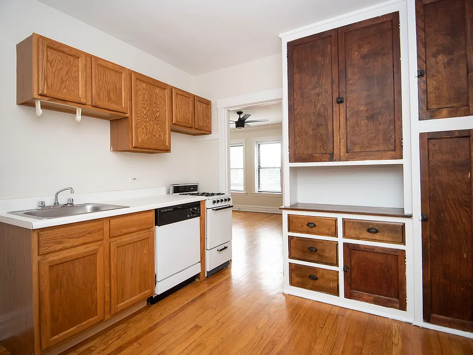 2537 N Seminary Ave #3