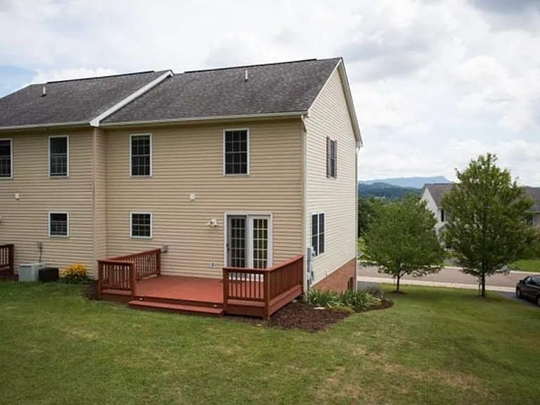 525 Pointe Dr — Photo 1