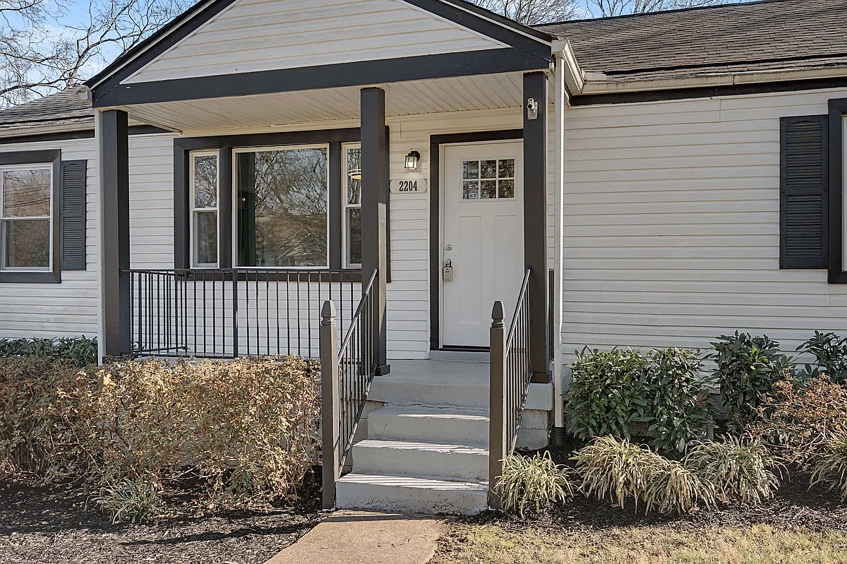 Building Photo - 2204 Sandra Dr