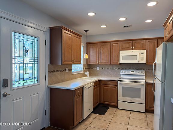 4th image of 116B Buckingham Dr #B
