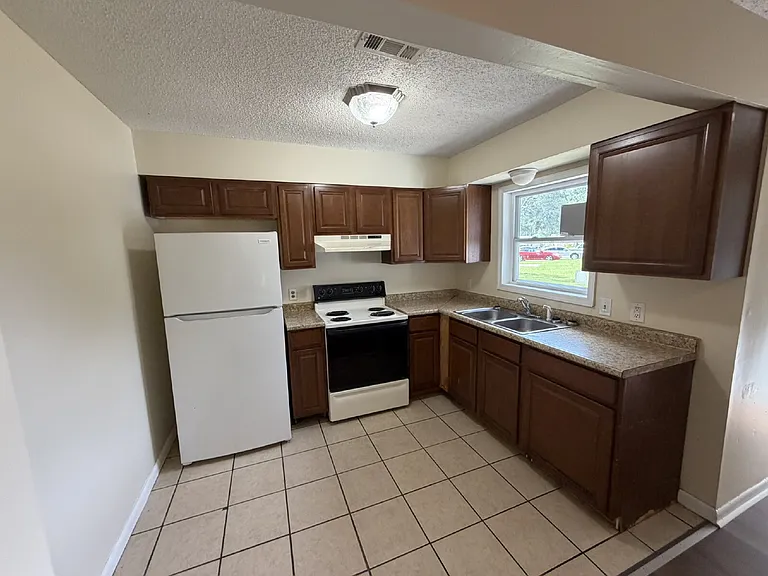 144 Cherokee Cir — Photo 3