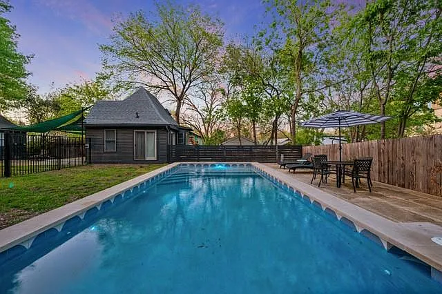 Building Photo - 1503 Drake Ave #B
