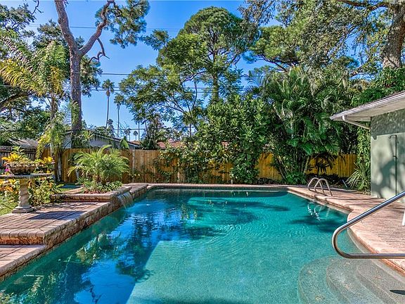 3rd image of 225 Mira Vista Dr