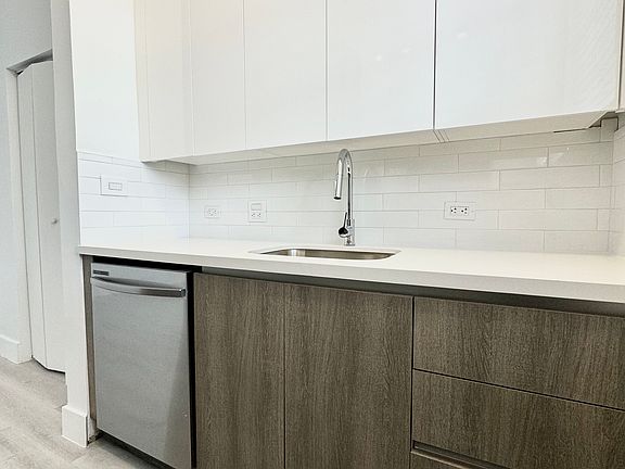 3rd image of 940 Jefferson Ave APT 5